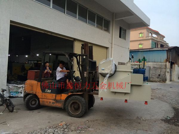 立體蝕刻機裝車發貨！