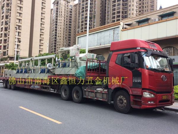 不銹鋼鍋片蝕刻機裝車發(fā)貨!